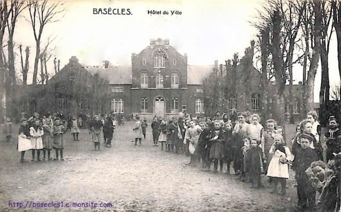 Elèves devant la maison et les écoles communales (avant 1910)